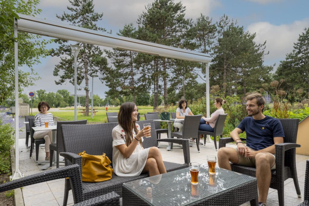 Photo de la terrasse du centre éthic étapes Lac de Maine avec accès au bar.