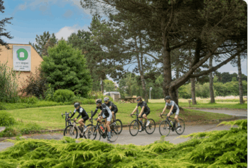 Photo d'un groupe de cyclistes au Lac de Maine se dirigeant vers le centre éthic étapes.