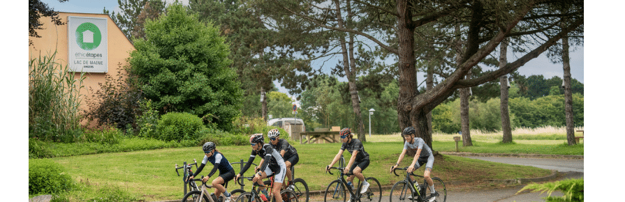 Photo d'un groupe de cyclistes au Lac de Maine se dirigeant vers le centre éthic étapes.