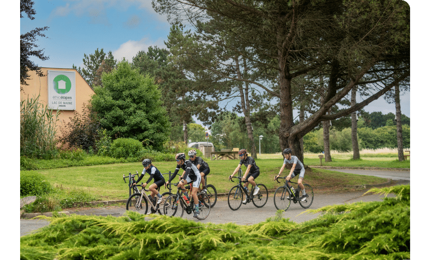 Photo d'un groupe de cyclistes au Lac de Maine se dirigeant vers le centre éthic étapes.
